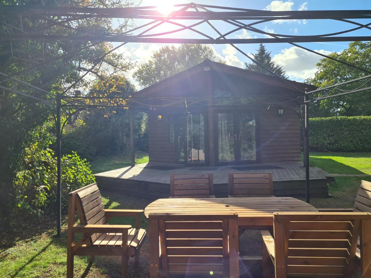 The Reading Whole Chalet With Lake And Two Acre Gardens ภายนอก รูปภาพ