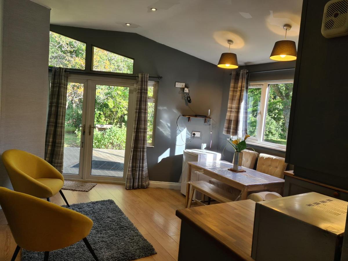 The Reading Whole Chalet With Lake And Two Acre Gardens ภายนอก รูปภาพ