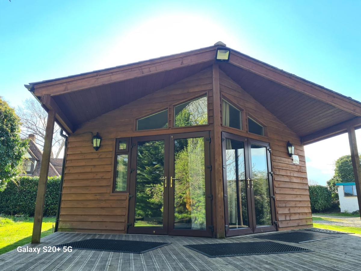 The Reading Whole Chalet With Lake And Two Acre Gardens ภายนอก รูปภาพ