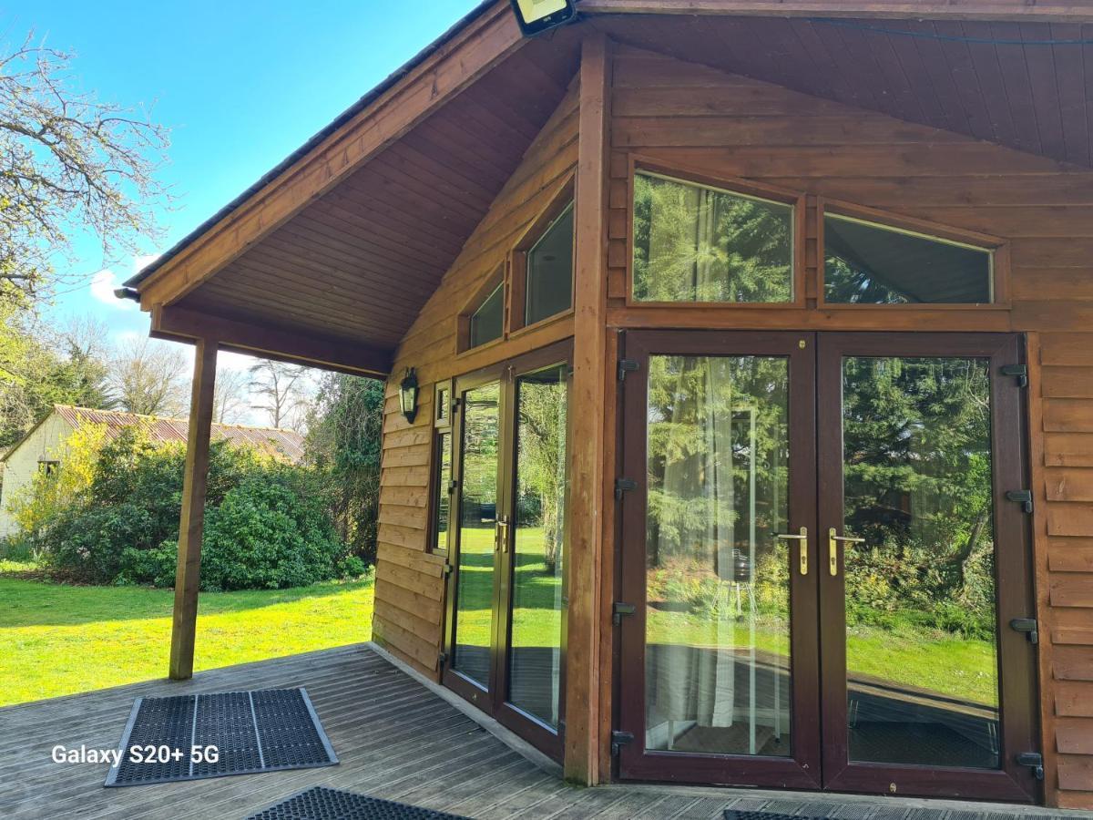 The Reading Whole Chalet With Lake And Two Acre Gardens ภายนอก รูปภาพ